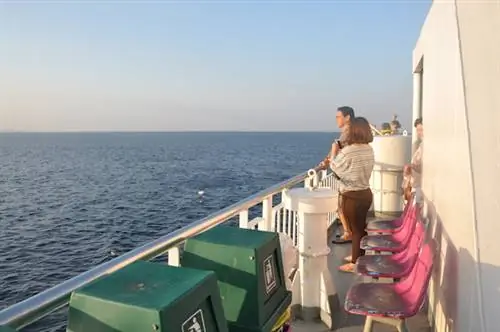 Пассажиры проводят время на смотровой площадке