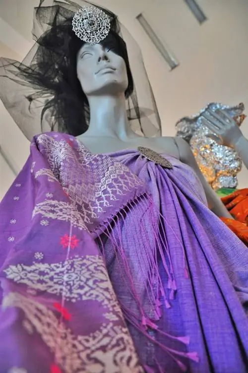 Манекен в платье из ткани Songket.