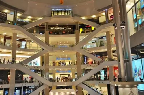 Внутри торгового центра KL Pavilion