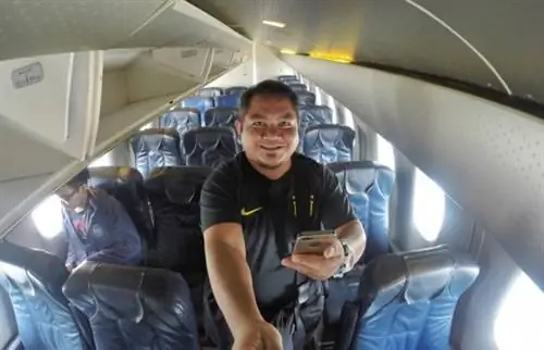 Внутри самолета SkyJet во время первого полета Балера