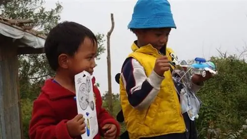 Дарим детям простые подарки