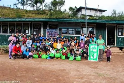 В начальной школе Домолпос - Гадз Санчес