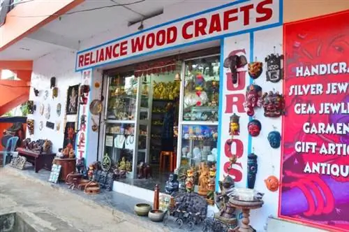 Сувенирный магазин возле пляжа Ковалам