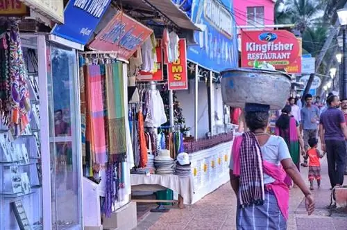 Сувенирные магазины возле рыбацкой деревни на пляже Ковалам