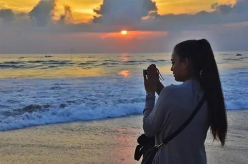 Каори фотографирует закат