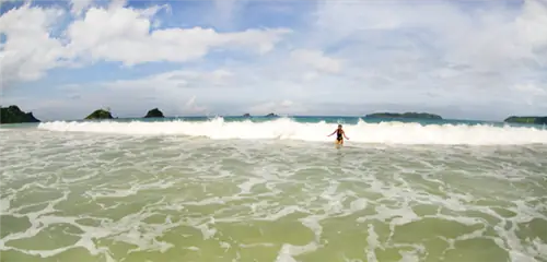 Пляжные волны на пляже Накпан, Палаван