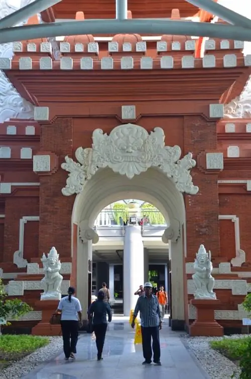 Выход из аэропорта Денпасара