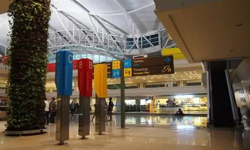 Внутри международного аэропорта Денпасара