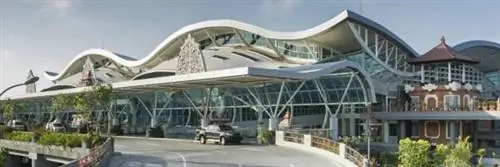 Зона вылета международного аэропорта Нгурах-Рай