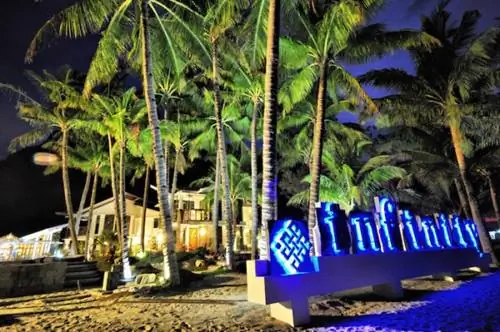 Пляж отеля Infinity Resort ночью