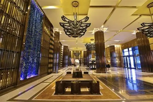 Вестибюль отеля Crown Towers в Маниле