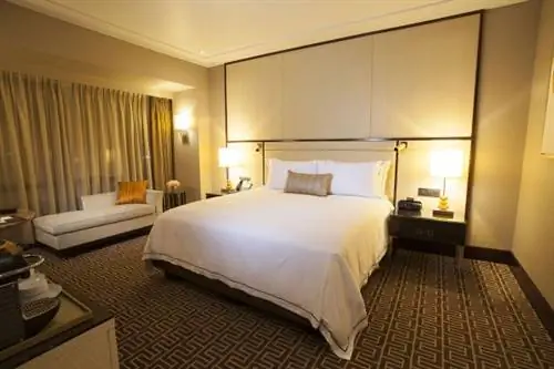 Номер с кроватью размера «king-size» в курортном отеле Crown Towers Manila