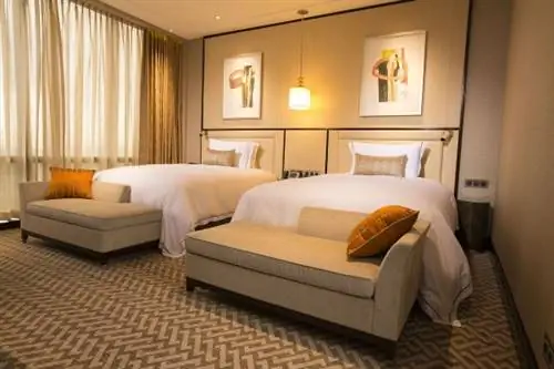 Номера Делюкс с кроватью размера «queen-size» в отеле Crown Towers Manila