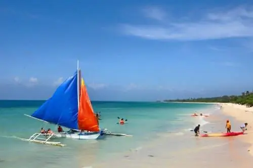 Пляж с белым песком на курорте Балесин