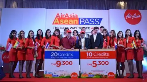 Представители AirAsia с генеральным директором Тони Фернандесом