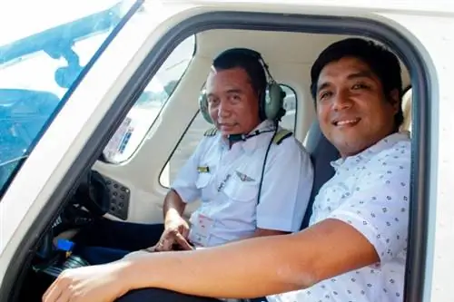 Президент ВКК Рамон Гико III и пилот-инструктор Алито Геталика 2