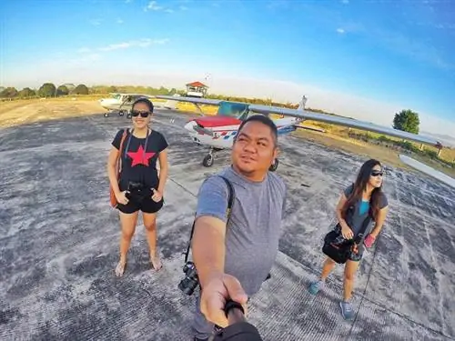 Блогеры-путешественники в кампусе Авиационного и технологического колледжа WCC