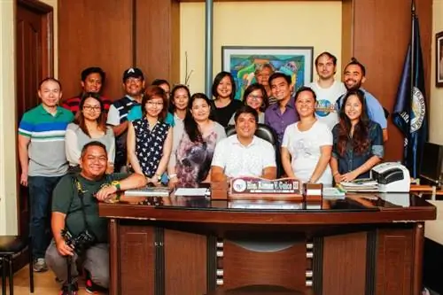 групповое фото с копией мэра Гико