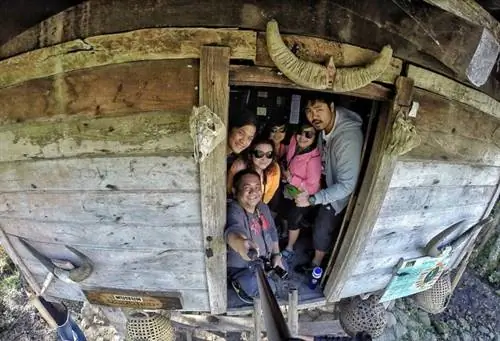 Групповое селфи в Музее ритуалов жизненного цикла Ифугао в Киангане