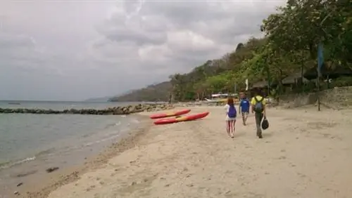 Трек начинается и заканчивается на пляже