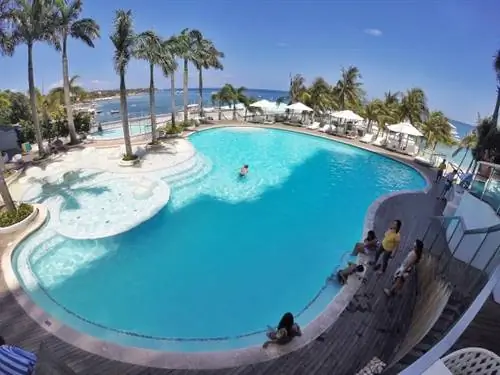 Mövenpick Hotel Mactan Island Себу У бассейна