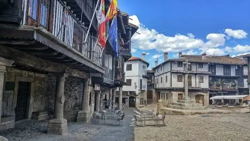 Красивые старые дома на площади Пласа-Майор в Ла-Альберке