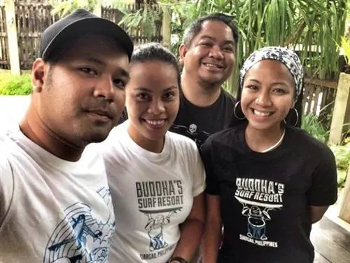 Блоггеры-путешественники Pinoy в рубашках, любезно предоставленные Buddha's Surf Resort