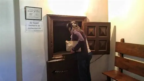 Наш гид получает ключ от одной из монахинь.
