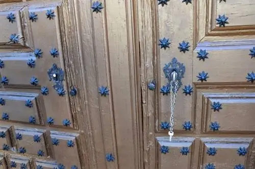 Деревянная дверь часовни