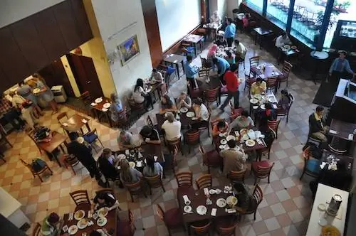 Ресторан Kopitiam на первом этаже Ресторан Kopitiam на первом этаже
