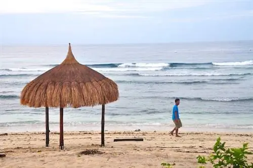 Спокойный пляж в курортном отеле Coco Grove Beach Resort Спокойный пляж в курортном отеле Coco Grove Beach Resort