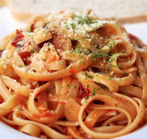 Феттучини с вялеными помидорами (любезно предоставлено страницей Hill Station в Facebook)