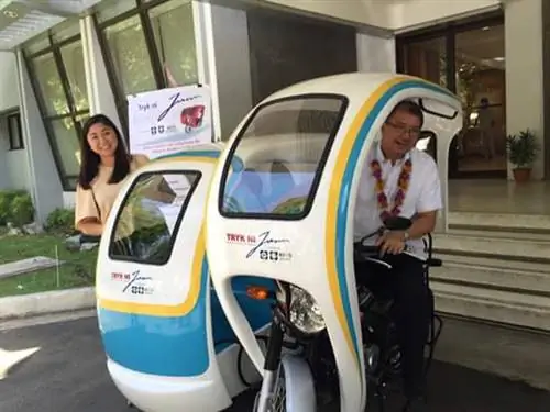 Вместе с Трюком ни Хуаном позируют мэр города Тагиг Лани Каэтано (слева) и недавно назначенный секретарь DOST профессор Фортунато дела Пенья (справа, на водительском сиденье), едущие на Трюке ни Хуане в его первый день в должности. (Фото: DOST-ITDI)