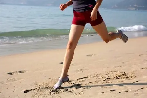 бег босиком