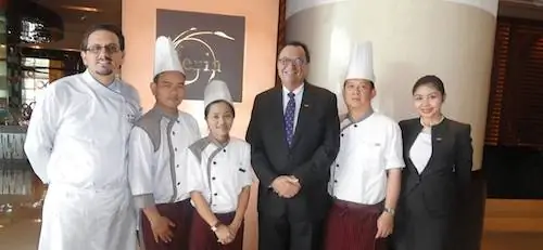 Тайские повара с генеральным менеджером Лайлом Льюисом, исполнительным шеф-поваром Марко Амароне и помощником директора по маркетинговым коммуникациям Миной Джервасио