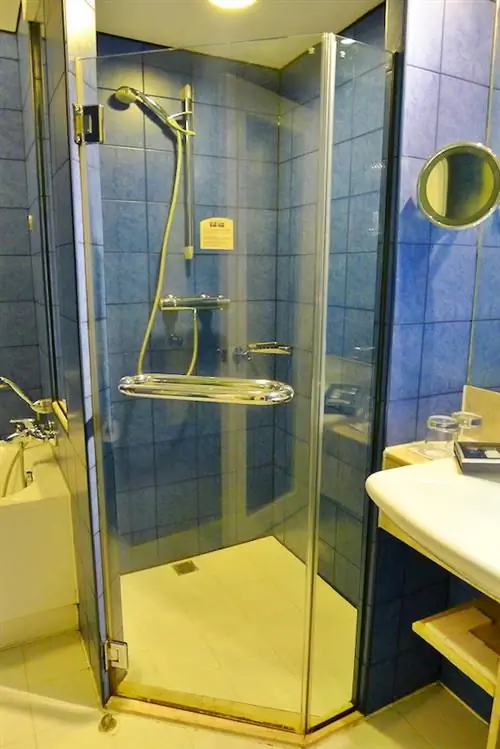 Стеклянный закрытый душ