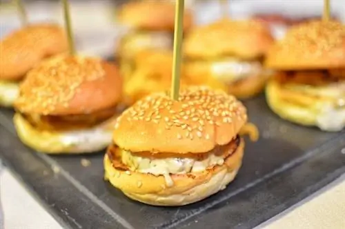 Мини-гамбургеза-де-Тернера с сальсой-де-фуа и сетас