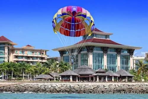 Парасейлинг или водные лыжи в отеле Empire Hotel & Country Club в Джерудонге