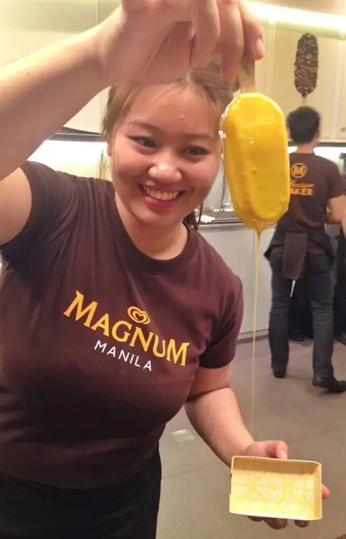 Производитель Magnum Pleasure Maker показывает, как идеально покрыть ванильное мороженое Magnum