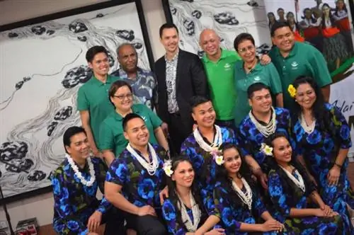 Команда Бюро посетителей Гуама и группа деятелей культуры Гуама