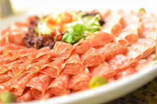 'Мясное ассорти на завтраке 