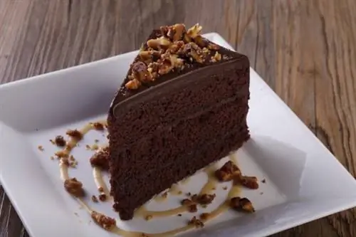 Соленый шоколадный торт с карамельным соусом
