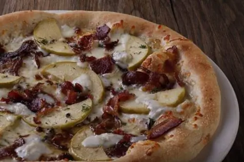 Карамелизированное яблоко, бекон + пицца горгонзола