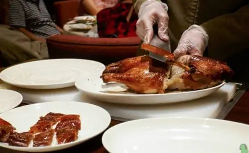 Экспозиция с уткой по-пекински, подготовленная официантом Куя Марко - Жасмин