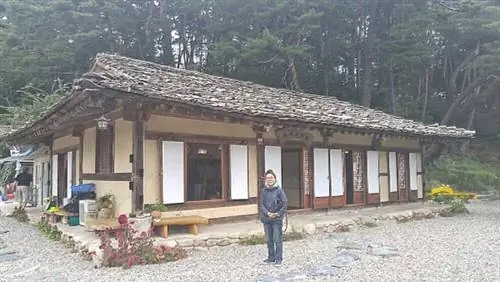 Наш корейский гид возле ресторана Seojichogaddeul