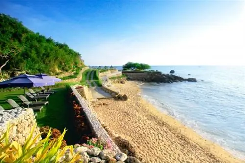 Уединенный пляж в курортном отеле Thunderbird Poro Point