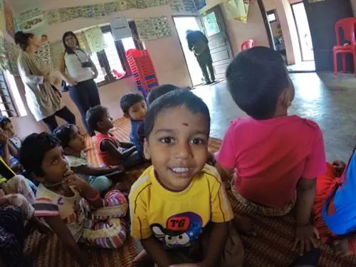 Дети в детском саду возле плантации специй