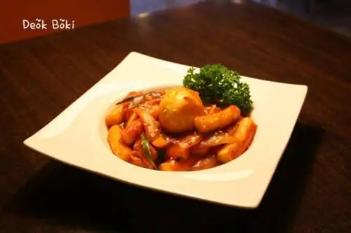 Деок Боки (фото с сайта 2Story Kitchen FB)