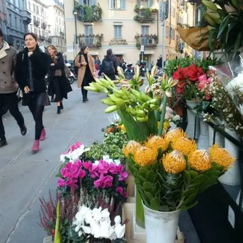 Красивые цветы продаются на дорогах