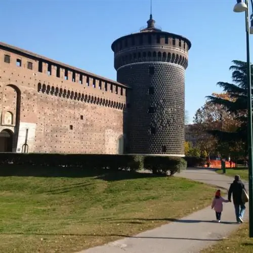 При входе в замок Сфлорцеско.